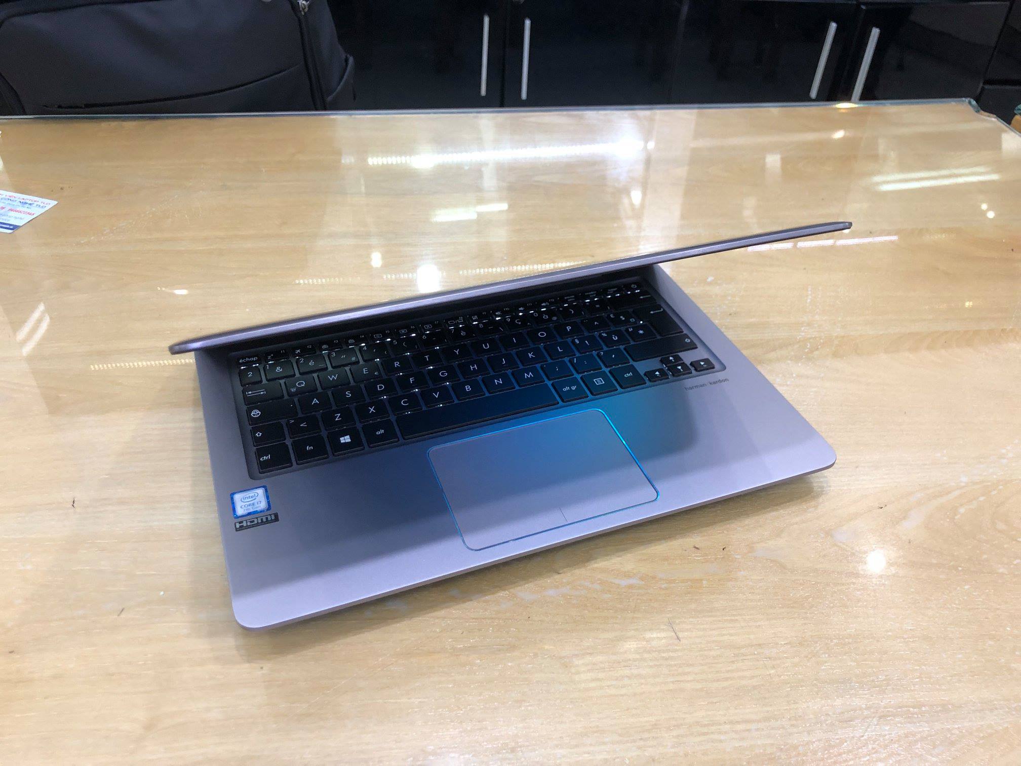 Laptop Asus ZenBook UX310-1.jpg